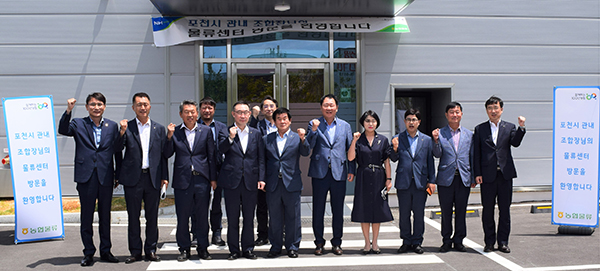 농협경제지주 우성태(왼쪽 네번째) 농업경제대표이사, 농협물류 임관빈(왼쪽 여섯번째) 대표이사와 포천시 관내 7개 농협 조합장들이 지난달 27일 경기도 포천시 포천물류센터에서 경기북부 물류활성화를 위한 간담회를 실시하고 기념촬영을 하고 있다.