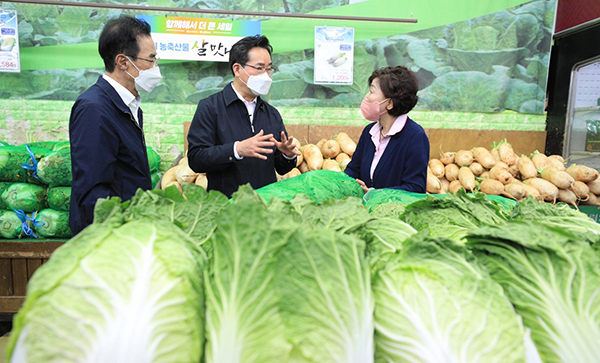 농림축산식품부 정황근 장관(가운데)은 지난달 30일 서울시 서초구 소재 농협 하나로마트 양재점을 방문해 농식품 물가동향을 점검했다.