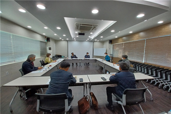 지난 1월 18일 한국화훼자조금협의회는 농림축산식품부, 국립농산물품질관리원, 농협경제지주, 한국화훼농협, 한국화훼학회, 한국화원협회, 한국화원협동조합연합회 대표 및 관계자들이 참석한 가운데 ‘화훼산업법과 재사용화환 관련 조항 간담회’를 개최해 의견을 나눴다.