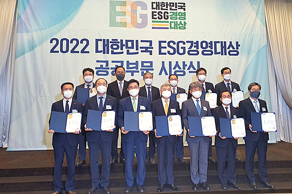 한국농수산식품유통공사가 지난 15일 대한민국 ESG경영 포럼이 주최한 ‘2022 대한민국 ESG 경영대상’에서 준정부기관 우수상을 수상했다.
