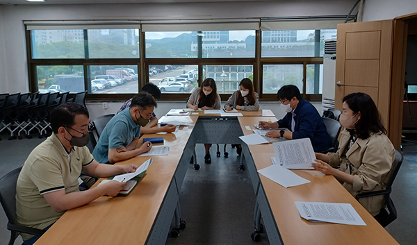 지난 15일 aT화훼사업센터에서 서울여대 김윤진 교수(사진 오른쪽 아래)와, 한국농수산대학 박상근 교수(사진 오른쪽 두 번째), aT화훼사업센터 한수현 경매사(사진 왼쪽 아래), 김병찬 과장(사진 왼쪽 두 번째), 황규종 절화부 부장(사진 왼쪽 세 번째)과 관계자들이 가운데 열린 ‘화훼류 표준규격, 화훼류 민간시장 유통실태 조사’ 관련 간담회 모습.