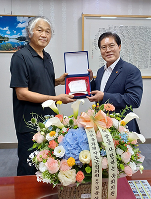 (사)한국화훼자조금협의회는 지난달 27일 서울 국회의원회관에서 송석준 의원을 꽃을 사랑하는 국회의원으로 위촉했다. 자조금협의회 이만백 이사(사진 왼쪽)가 송석준 의원(사진 오른쪽)에게 위촉패를 전달하고 있다.