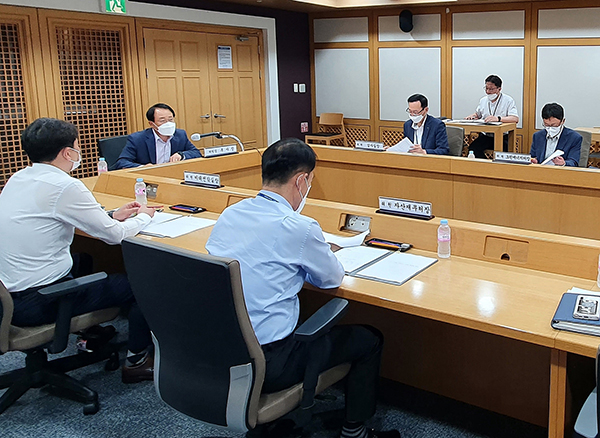 농어촌공사 온실가스감축 및 에너지절약 추진위원회에서 김병수 부사장은 친환경 저탄소 농어촌 조성을 위해 적극 노력하겠다고 말했다.