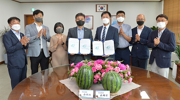 충북농업기술원은 수박딸기연구소에서 육성한 우리나라 최초 무측지 수박 품종을 농우바이오, 제농에스앤티, 파트너종묘에 6월 말 기술이전으로 농가 보급의 발판을 마련했다고 밝혔다.