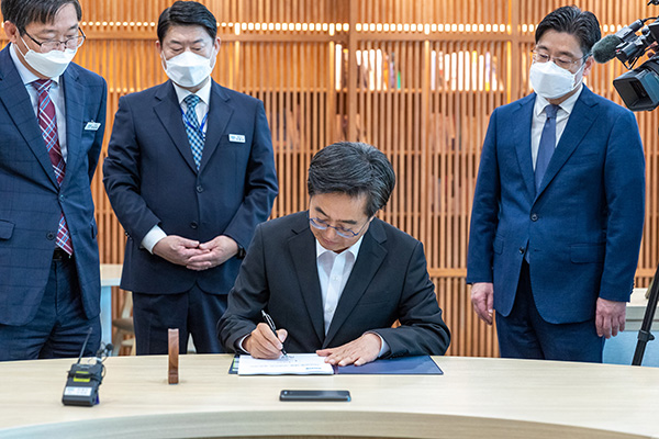 지난 1일 첫 출근한 김동연 경기도지사가 비상경제 대응 민생안정 종합계획에 서명하고 있다.