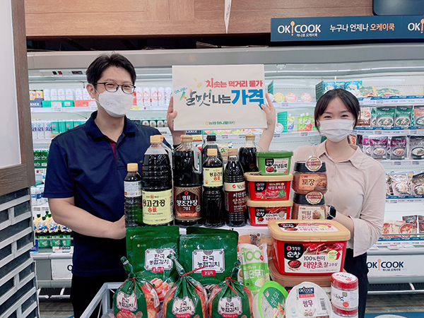 농협하나로마트는 지난 5월부터 소비자들의 장바구니 물가 부담 완화를 위해 진행 중인 '살맛나는 국민밥상' 특별판매행사에 더해, 정부의 민생안정대책(단순가공식료품 부가가치세 면세)에 따라 지난 1일부터 김치, 된장, 고추장, 간장 등 단순가공식료품을 부가가치세만큼 인하된 가격에 판매한다.