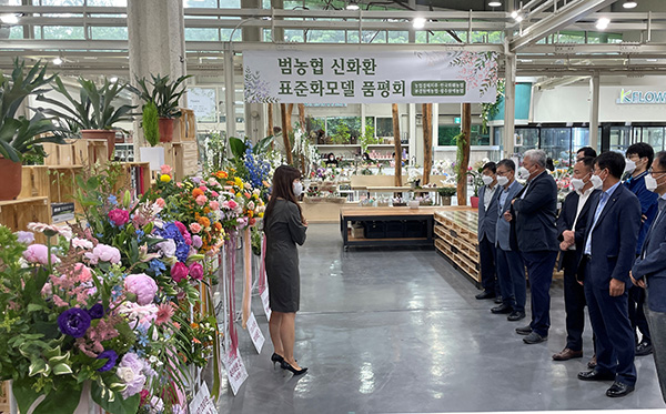 지난달 30일, 꽃 소비 활성화를 위해 농협경제지주가 개최한 '신화환 공급시스템 구축 현장간담회'에서 관계자들이 신화환에 대한 설명을 듣고 있다.