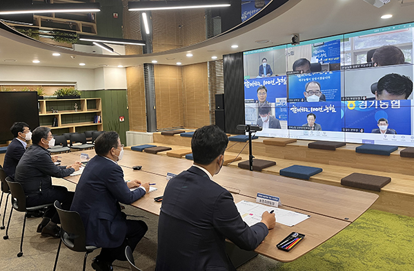 이재식 농협중앙회 부회장(오른쪽에서 두번째)이 지난달 29일 오후 서울 중구 본관 스마트워크센터에서 열린 여름철 농업재해 대비 사전점검회의에 참석해 전국의 지역본부장, 시군지부장들과 화상으로 대화하며 대응체계를 점검하고 있다.