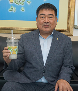 이동희 조합장이 나주배를 원료로 만든 SPC그룹의 음료에 대해 설명하고 있다.