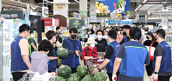 지난 7일 서울시 서초구 농협유통 하나로마트 양재점에서 ‘국민과 함께하는 따뜻한 동행’의 일환으로 준비한 수박 반값 할인 행사에 고객들이 장사진을 이루고 있다.