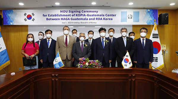 농촌진흥청(청장 조재호)은 지난 7일 과테말라 농축산식품부와 해외농업기술개발사업(KOPIA) 센터 설치에 합의하는 양해각서를 체결했다.