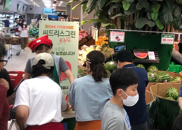 팜한농이 지난 8일부터 10일까지 롯데마트 서울ㆍ경기 지역 5개 매장에서 신품종 수박 ‘씨드리스그린프라임’의 시식회를 열었다.