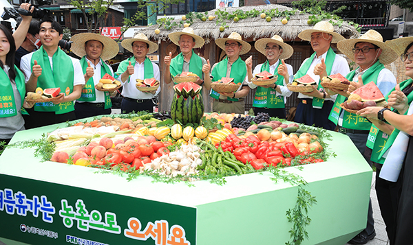 지난 18일 서울 마포구 홍대 걷고 싶은 거리에서 농식품부·전국경제인연합회·농협중앙회 공동주관으로 개최하는 ‘농촌여름휴가 캠페인’이 개최됐다.
