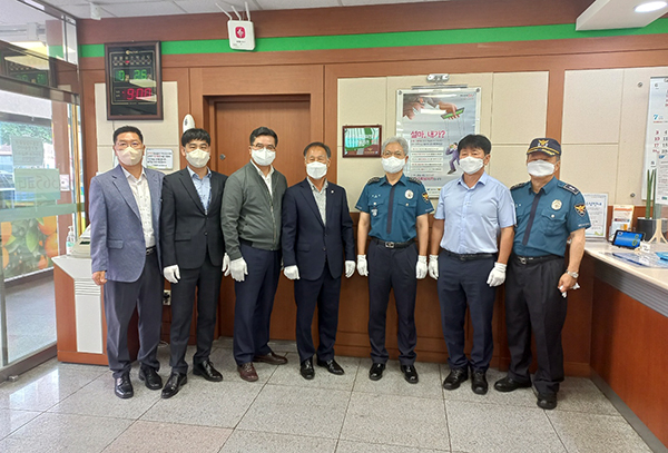 창원원예농협이 보이스피싱 예방에 기여한 공로로 마산중부경찰서로부터 감사장 및 우수금융기관 인증패를 수여 받았다.