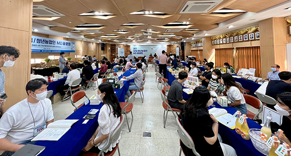 지난달 26일 농협제주지역본부에서 열린 '2022 제주 청년농업인 육성 협의회'와 연계한 유통업체 초청 품평회에서 청년농업인들이 MD(상품기획자)와 1:1 상담을 하고 있다.