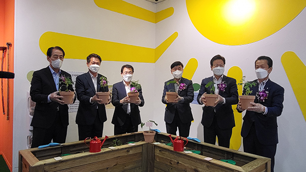 지난달 28일 서울시 중구 농업박물관에서 열린 여름방학 채소탐구생활 기획전 개막식에서 참석자들이 테이프 커팅을 하고 있다.