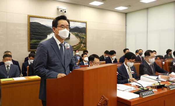 정황근 농림축산식품부 장관이 지난 1일 국회에서 열린 농림축산식품해양수산위원회 전체회의에서 업무현황 보고를 하고 있다.(공동취재사진)