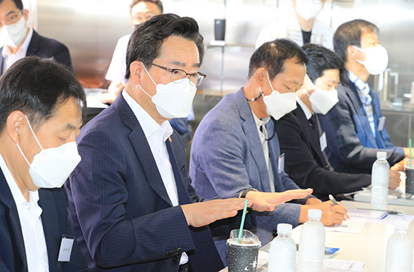 지난 3일 열린 스마트팜 수출 활성화를 위한 기업 간담회에서 정황근 장관(왼쪽에서 두 번째)이 발언하고 있다.