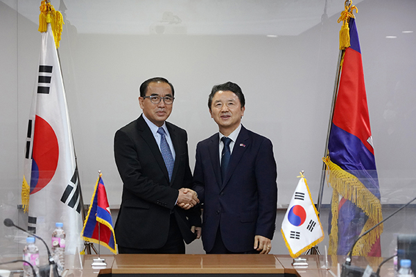 남성현 산림청장(오른쪽)과 벵 사콘 캄보디아 농림수산부 장관이 악수하고 있다.