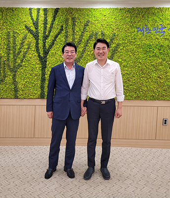 최창호 산림조합중앙회장(왼쪽)과 노관규 순천시장이 기념촬영을 하고 있다.