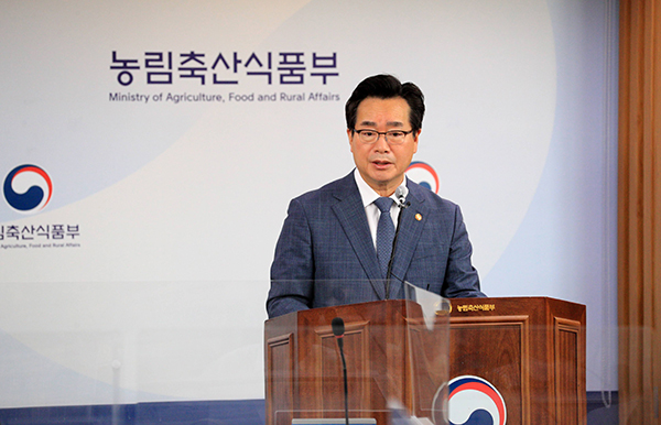 정황근 농림축산식품부 장관이 지난 10일 정부세종청사에서 농식품부 업무보고 브리핑을 하고 있다.