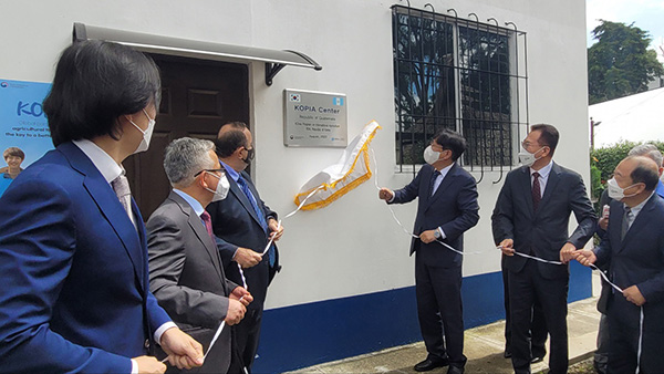 KOPIA 과테말라 센터 개소 현판 제막식 모습. 좌측부터 이충만 주과테말라 한국대사관 참사관, 호세 앙헬 로페즈 캄포세코 농축산식품부 장관, 알레한드로 에두아르도 쟈마테이 파야 과테말라 대통령, 조재호 농촌진흥청장, 장안철 국외농업기술과장, 박선용 KOPIA 과테말라 센터 소장