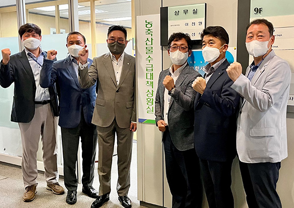 농협경제지주는 지난 17일 서울 중구 농협중앙회 본관에서 추석맞이 성수품 공급확대 및 가격안정을 위한 ‘농·축산물 수급대책 상황실’을 개소하고 임직원들이 현판식 기념사진을 찍고 있다.