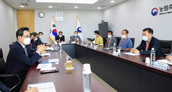 정황근 농림축산식품부장관은 지난달 31일 친환경농업인 대표들과 간담회를 가졌다.