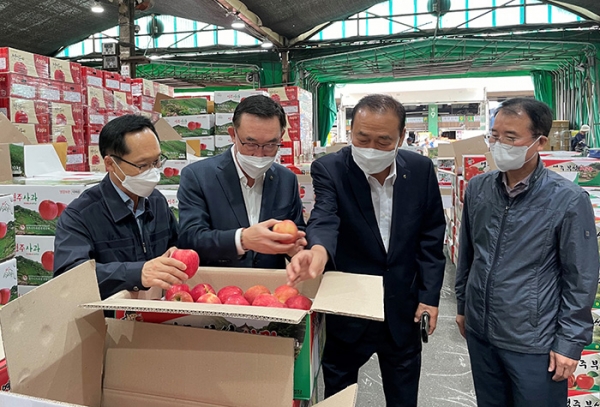 농협경제지주 우성태 농업경제대표이사(왼쪽에서 두번째)가 지난달 31일 농협가락공판장을 방문해 추석 명절 성수품 수급상황과 가격동향을 점검하고 있다. (왼쪽부터 허윤식 가락공판장장, 우성태 농협경제지주 농업경제대표이사, 박철선 한국과수농협연합회장, 최선식 농협경제지주 도매유통본부장)