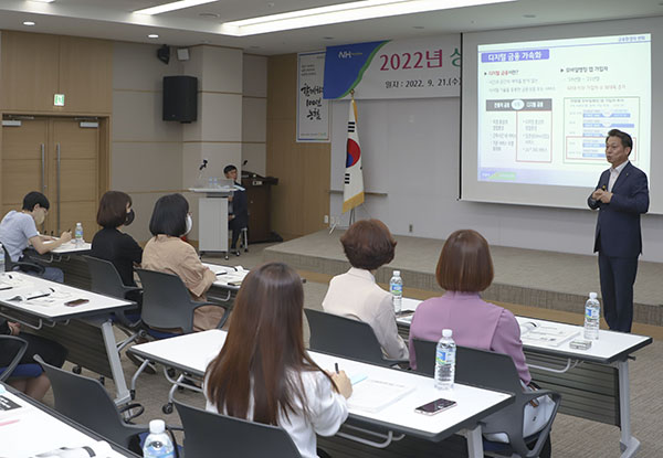 조소행 농협 상호금융대표이사가 지난 21일 농협 경주교육원에서 열린 '2022년 상호금융 디지털금융 발전 포럼'에서 농·축협 디지털 Changer들을 대상으로 특강을 하고 있다.