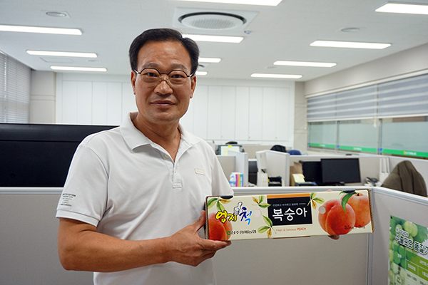 정진웅 조합원이 SNS로 복숭아를 판매하며 농가소득을 올리고 있다.