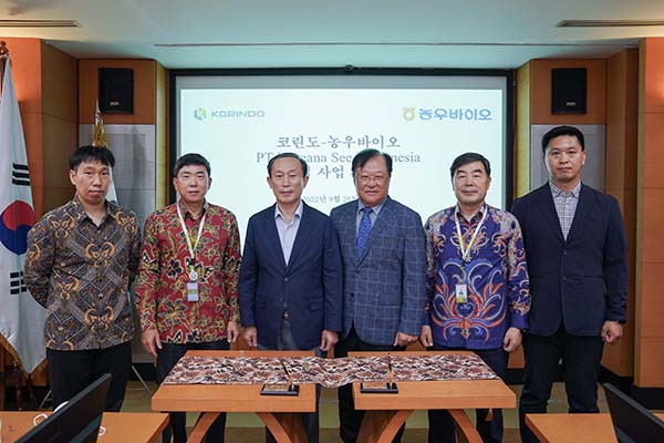 인도네시아 코린도 그룹은 지난달 26일 농산물과 스마트팜 사업 확대 및 고품질 종자 개발 보급 기여를 위해 농우바이오 인도네시아 법인과 코린도 그룹 대회의실에서 투자 협약식을 맺었다.
