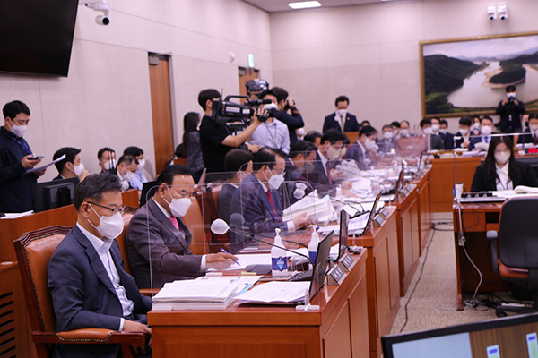 지난 4일 여의도 국회에서 농림축산식품해양수산위원회 농림축산식품부에 대한 국정감사가 실시됐다.