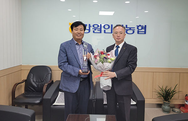 강원인삼농협은 지난 11일 오전 본점 회의실에서 상호금융 대출금 700억 원 달성탑을 수상했다.