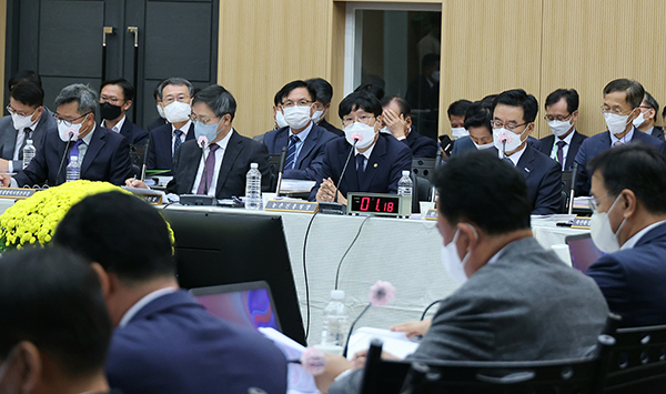 2022년도 농림축산해양수산위원회의 농촌진흥청 국정감사가 실시된 11일 전북혁신도시 농촌진흥청 국제회의장에서 조재호 농촌진흥청장이 국회의원의 질문에 답변하고 있다.(사진=농촌진흥청)