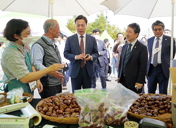 남성현 산림청장(오른쪽에서 두번째)이 지난 15일 대전 엑스포시민공원에서 '식탁 위에 작은숲'을 주제로 열린 '2022 청정임산물 대축제'에 참석, 임산물 전시 판매장을 둘러보고 있다.