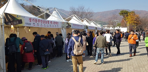 제4회 이천 인삼 축제 중 동경기인삼농협(경기동부인삼농협) 판매부스 모습.