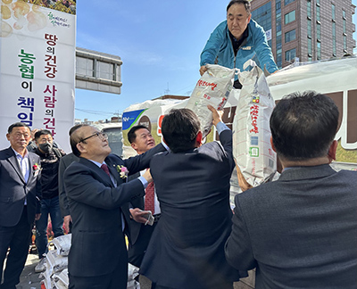 관악농협 박준식 조합장이 트럭에 우리쌀을 상차하고 있다.