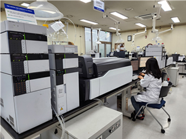 서울시농수산식품공사가 영국 식품환경연구청에서 주관한 ‘2022년 잔류농약 국제 분석능력 평가'에서 최고 수준의 잔류농약 분석능력을 인정받았다.