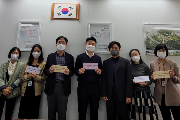 지난달 26일 농식품부에서 열린 성평등 우수사례 경진대회 시상식에서 수상자들이 기념촬영을 하고 있다.
