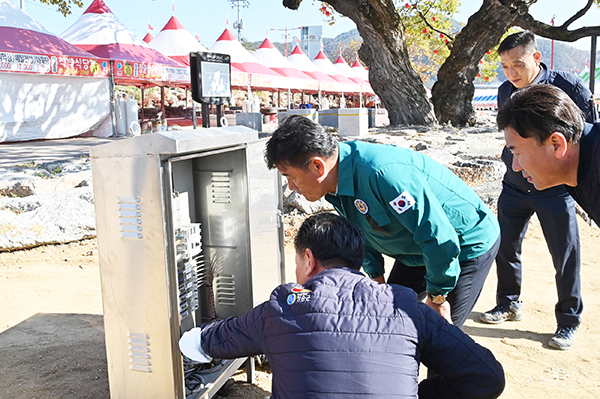 청송군이 지난 9일부터 오는 13일까지 5일간 개최되는 제16회 청송사과축제가 안전하고 성공적인 축제가 되도록 철저한 안전점검을 벌이고 있다.