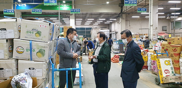 인천원예농협 이기용 조합장과 정찬우 상임이사가 삼산공판장 현장 점검을 하고 있는 모습. 오른쪽부터 정찬우 상임이사, 이기용 조합장