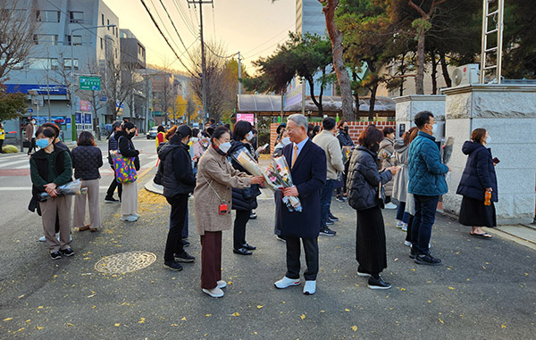 한국화훼단체협의회와 aT화훼사업센터는 지난 17일 대학 수학능력 시험을 치르는 수험생의 학부모를 위해 서울에 소재한 4개 학교에서 꽃 나눠주기 행사를 가졌다.