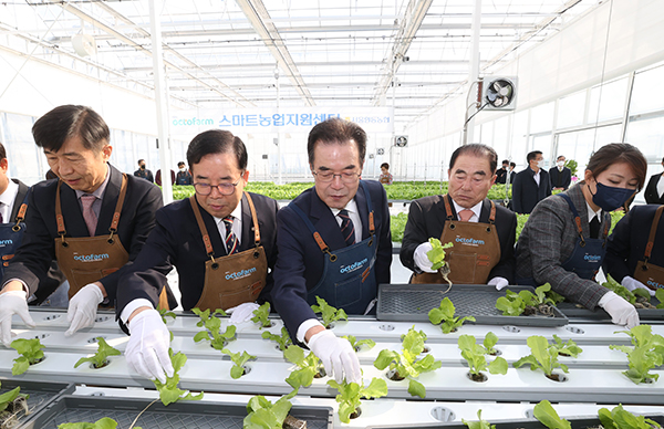 농협중앙회는 지난 16일 서울 서초구 내곡동에서 영동농협 ‘스마트농업지원센터’ 제2호 개소식을 개최했다.