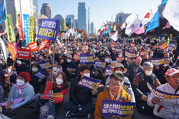 지난 16일 서울 여의도 국회 앞에서 (사)전국마늘·양파생산자협회 등 농민단체들이 윤석열 정부 농정 규탄을 위한 전국농민대회를 열었다.