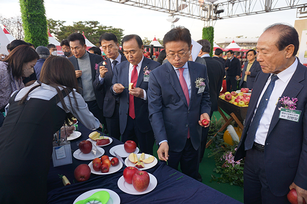 경북사과 홍보부스에서 시식하고 있는 서병진(오른쪽 세번째) 조합장