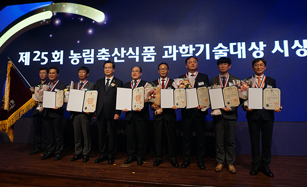 농림축산식품부는 지난달 28일 서울 양재 에이티(aT)센터에서 제25회 농림축산식품 과학기술대상 시상식을 가졌다.