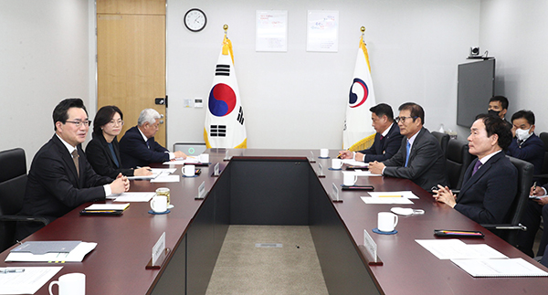 정황근 농림축산식품부 장관(왼쪽 끝)은 지난달 29일 ‘전국농어촌지역 군수협의회’ 신임 회장단과 면담을 가졌다.