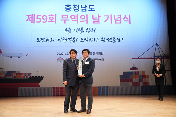 친환경 농자재 전문기업인 효성오앤비가 지난 5일 제59회 무역의 날을 맞아 대통령 표창인 ‘백만불 수출의 탑’을 수상했다.