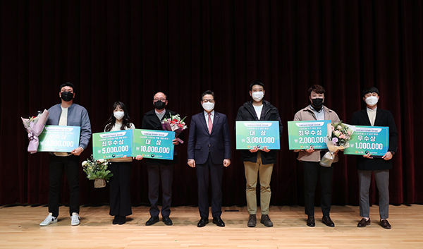 이재식 농협중앙회 부회장(가운데)이 지난 16일 전주 농촌진흥청에서 열린 '제1회 농업인과 함께하는 스마트농업 현장a활용 경진대회' 시상식에서 수상 농업인들과 기념촬영을 하고 있다.